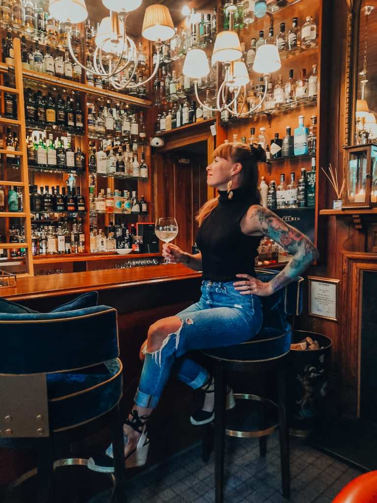 Inka in a gin bar